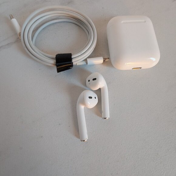 Apple AirPods 2nd Generation with Charging Case - White - Picture 1 of 11